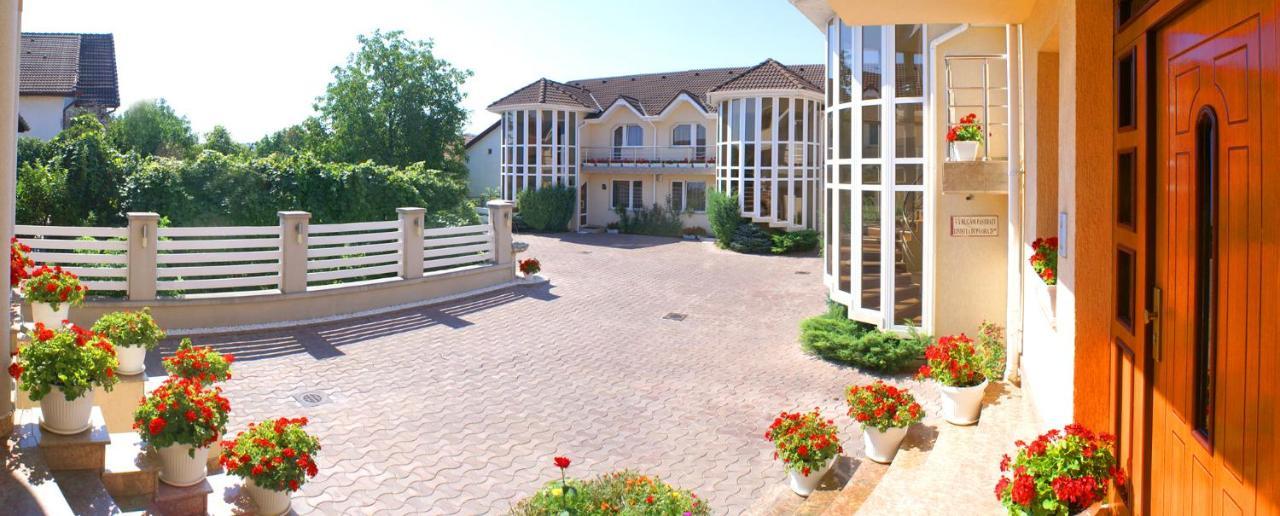 Villa Brussels Дева Екстериор снимка
