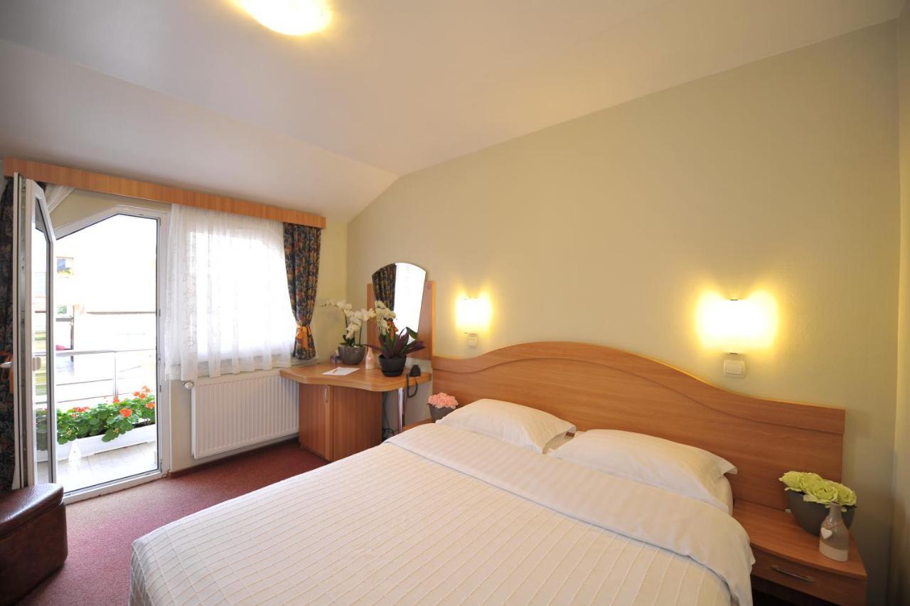 Villa Brussels Дева Екстериор снимка