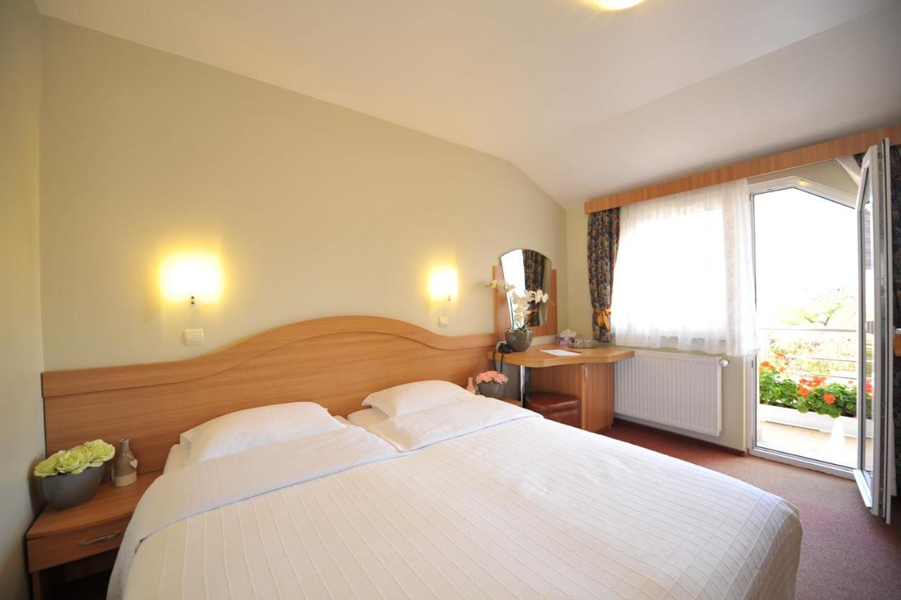Villa Brussels Дева Екстериор снимка